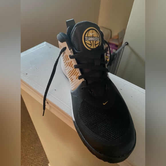 Nike Team Hustle d9 Basketball shoes - Picture 3 of 4